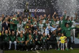 ATLÉTICO NACIONAL GOLEIA CHAPECOENSE E CONQUISTA SUPERTAÇA SUL-AMERICANA