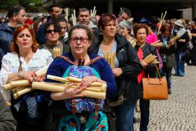 QUASE DUAS HORAS PARA SE CONSEGUIR QUEIMAR VELAS E MUITAS FILAS NO SANTUÁRIO DE FÁTIMA