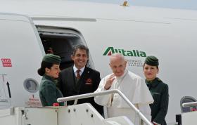 PAPA FRANCISCO SAÚDA CHEFES DE ESTADO DE ITÁLIA, FRANÇA E ESPANHA NA VIAGEM PARA FÁTIMA