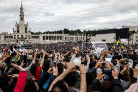 SANTUÁRIO DE FÁTIMA CHEIO DE PEREGRINOS HORAS ANTES DAS CERIMÓNIAS DE CANONIZAÇÃO