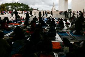 PAPA: SANTUÁRIO TRANSFORMADO EM PARQUE DE CAMPISMO IMPROVISADO