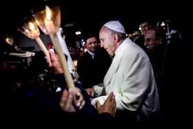 DESERDADOS E EXCLUÍDOS LEMBRADOS POR FRANCISCO NA CAPELINHA DAS APARIÇÕES