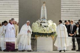 PAPA FRANCISCO CANONIZOU JACINTA E FRANCISCO MARTO