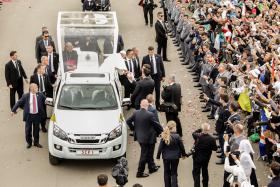 PAPA FRANCISCO DEIXOU CASA NOSSA SENHORA DO CARMO, FÁTIMA, ÀS 14:20