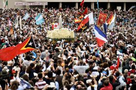 PEREGRINOS DESPEDIRAM-SE DE FRANCISCO E DE FÁTIMA COM LENÇOS BRANCOS