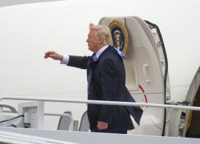 MANIFESTANTES APELAM À “RESISTÊNCIA” EM PROTESTO NUM CAMPO DE GOLFE DE DONALD TRUMP