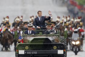 NOVO PRESIDENTE FRANCÊS PERCORREU CAMPOS ELÍSIOS E HOMENAGEOU SOLDADO DESCONHECIDO