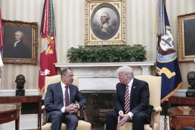 TRUMP DIZ QUE TEM “DIREITO ABSOLUTO” DE PARTILHAR INFORMAÇÃO COM OS RUSSOS