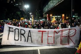 CENTENAS DE MANIFESTANTES NO CENTRO DE SÃO PAULO CONTRA PRESIDENTE BRASILEIRO