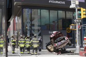 UM MORTO E CERCA DE 20  FERIDOS EM ATROPELAMENTO EM TIMES SQUARE