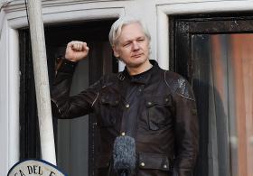 ASSANGE SAÚDA “VITÓRIA IMPORTANTE” MAS AFIRMA QUE “GUERRA ESTÁ A COMEÇAR AGORA”