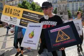 MAIS DE TRÊS DEZENAS DE PESSOAS PROTESTAM EM LISBOA E PORTO CONTRA TRANGÉNICOS DA MONSANTO