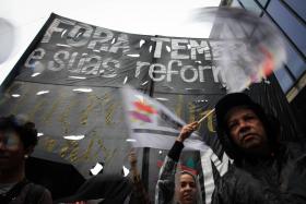 MANIFESTANTES INCENDEIAM EDIFICIOS E PILHAM MINISTÉRIOS EM PROTESTO CONTRA MICHEL TEMER