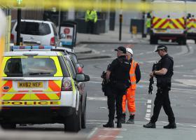 POLÍCIA BRITÂNICA EVACUA CENTRO COMERCIAL EM MANCHESTER