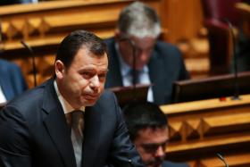 LUÍS MONTENEGRO DENUNCIA “MALABARISMO” DO GOVERNO NA COMPARTICIPAÇÃO DE MEDICAMENTOS