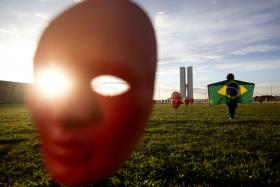 ONG BRASILEIRA COLOCOU CENTENAS DE MÁSCARAS EM PROTESTO CONTRA A CORRUPÇÃO