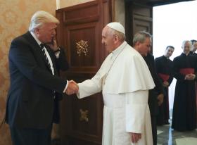 TRUMP CHEGOU AO VATICANO PARA A SUA PRIMEIRA REUNIÃO COM O PAPA