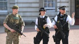 POLÍCIAS ARMADOS VÃO PATRULHAR COMBOIOS NO REINO UNIDO