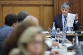 CENTENO DIZ EXISTIREM CONVERSAÇÕES COM GRANDES FUNDOS PARA MINIMIZAR PERDAS COM DÍVIDA DO NOVO BANCO