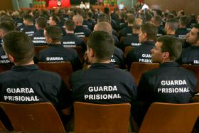 DIRETOR DOS SERVIÇOS PRISIONAIS PEDE AOS GUARDAS PARA USAREM “O CÉREBRO E NÃO O MÚSCULO”