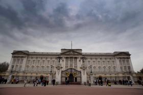 CASA REAL BRITÂNICA CONVOCA FUNCIONÁRIOS PARA REUNIÃO URGENTE EM BUCKINGHAM
