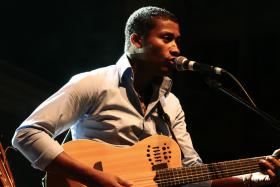 LINCOLN CENTER DE NOVA IORQUE RECEBE CABO-VERDIANO TCHEKA E BRASILEIRO CARLINHOS BROWN