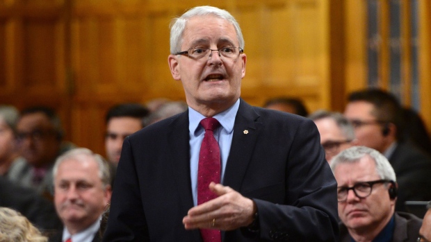 O ministro dos Transportes, Marc Garneau, na Câmara dos Comuns, em Otava. THE CANADIAN PRESS/Sean Kilpatrick