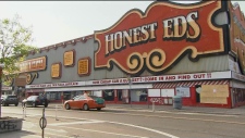 REMOÇÃO DE SINAL HONEST ED’S FAZ “DESAPARECER” UM PEDAÇO DA HISTÓRIA DE TORONTO