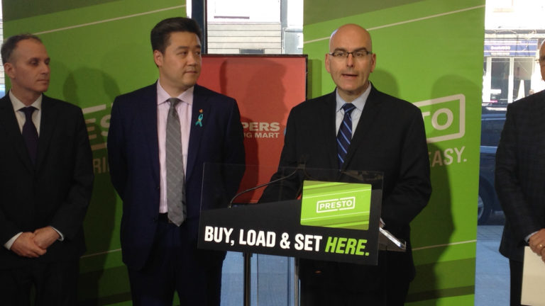 O ministro dos Transportes, Steven Del Duca, anuncia que os cartões PRESTO serão vendidos em 10 lojas Shoppers Drug Mart de Toronto. CITYNEWS / Adrian Golombek