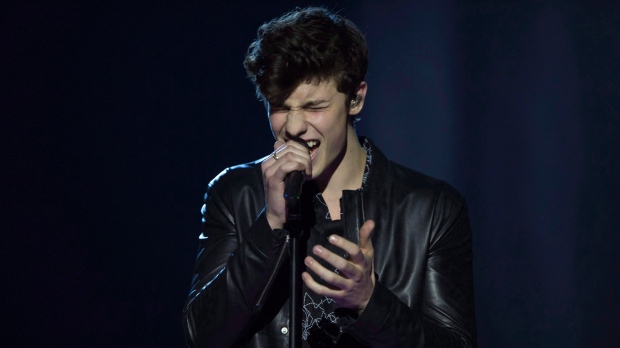 Shawn Mendes atua na cerimónia dos prémios Juno - 2 de abril de 2017, em Otava (THE CANADIAN PRESS/Sean Kilpatrick)
