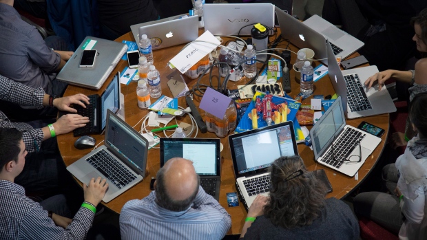 Participantes participam no HTML500, um curso que ensina competências de codificação de computadores, em Vancouver, Colúmbia Britânica, nesta foto de 24 de janeiro de 2015. (Jonathan Hayward / The Canadian Press)