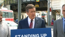 John Tory fala aos jornalistas perto da interseção da Gerrard Street e Carlaw Avenue na terça-feira