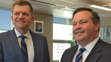 O líder do Wildrose, Brian Jean, e o líder do Partido Conservador, Jason Kenney, têm discutido a possibilidade de uma fusão desde março de 2017