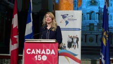 A ministra federal do Património, Melanie Joly, anuncia financiamento para as festividades de St. Jean Baptiste em todo o Canadá (CTV Montreal / Maya Johnson)