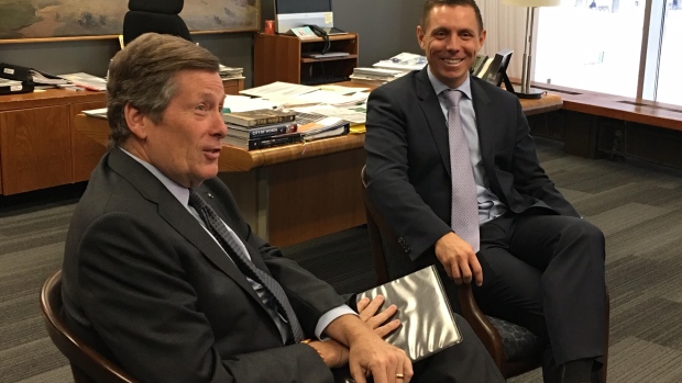 O presidente de Toronto, John Tory, reuniu-se com o líder do partido Conservador do Ontário, Patrick Brown, na segunda-feira. (John Rieti / CBC)