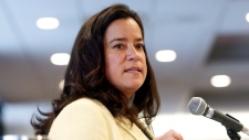 A ministra da Justiça, Jody Wilson-Raybould, fala na conferência 