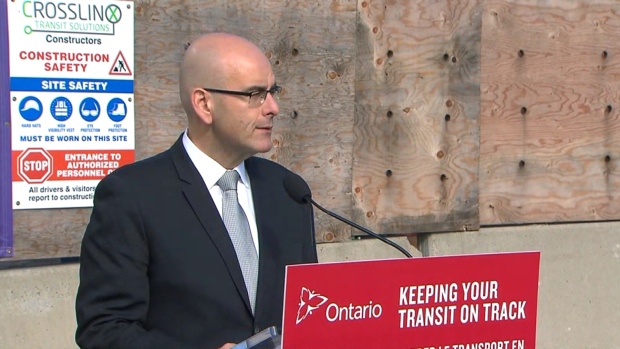 O ministro dos Transportes, Steven Del Duca, fala aos jornalistas na Eglinton Avenue - Laird Avenue na sexta-feira.