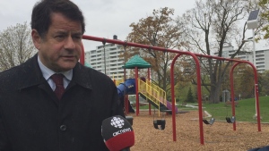 O vereador James Pasternak (Ward 10, York Centre) preside à comissão de desenvolvimento comunitário e recreação. (Mike Smee / CBC News)