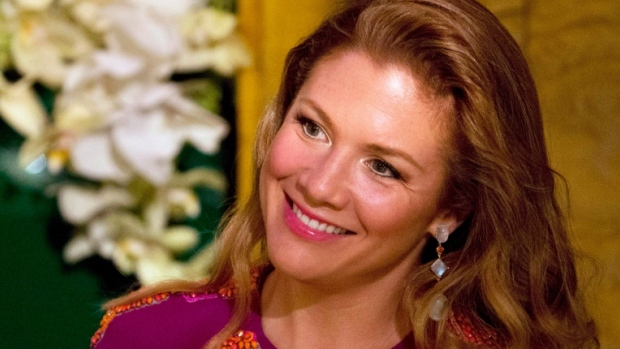 Uma mulher foi acusada em ligação a uma ameaça online contra Sophie Grégoire Trudeau, acima, esposa do primeiro-ministro Justin Trudeau. (CBC)