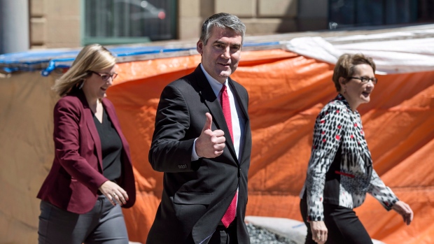 O líder Libera, Stephen McNeil, deixa a Casa do Governo depois de pedir ao tenente-governador que dissolvesse a legislatura para convocar uma eleição provincial. (Darren Calabrese/The Canadian Press)