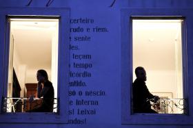 OITO POETAS DE SETE NACIONALIDADES NA CASA FERNANDO PESSOA A DEBATER E A LER POESIA