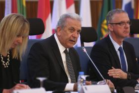 BRUXELAS ABRE PROCESSOS CONTRA TRÊS PAÍSES POR NÃO ACEITAREM REFUGIADOS