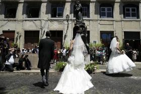CASAMENTOS, MARCHAS E ARRAIAIS AGITAM LISBOA EM VÉSPERA DE FERIADO MUNICIPAL