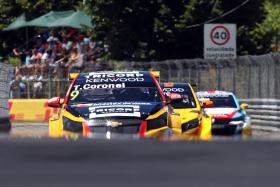 PILOTO SAI DE PISTA, EMBATE EM AMBULÂNCIA E FERE LIGEIRAMENTE BOMBEIRO EM VILA REAL