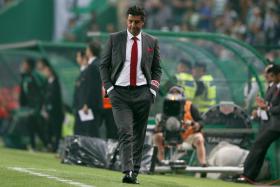 LIGA DE CLUBES PROÍBE “EXPELIR FUMO OU SALIVA NA ZONA TÉCNICA”