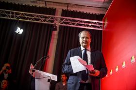 LÍDER DO PARTIDO SOCIALISTA FRANCÊS DEMITE-SE APÓS DERROTA HISTÓRICA NAS ELEIÇÕES