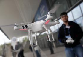 ‘DRONE’ VOA AO LADO DE BOEING ANTES DE O AVIÃO ATERRAR NO AEROPORTO DE LISBOA