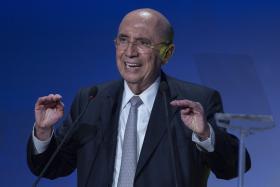 MINISTRO BRASILEIRO CHAMADO DE GOLPISTA DURANTE EVENTO EM PARIS