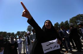 POLÍCIA INTERVÉM CONTRA MANIFESTAÇÃO QUE JUNTOU CENTENAS EM CABUL APÓS ATENTADO