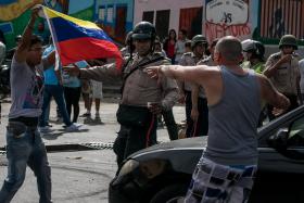 FORÇAS POLICIAIS VENEZUELANAS IMPEDEM AVANÇO DE MARCHA DA OPOSIÇÃO EM CARACAS